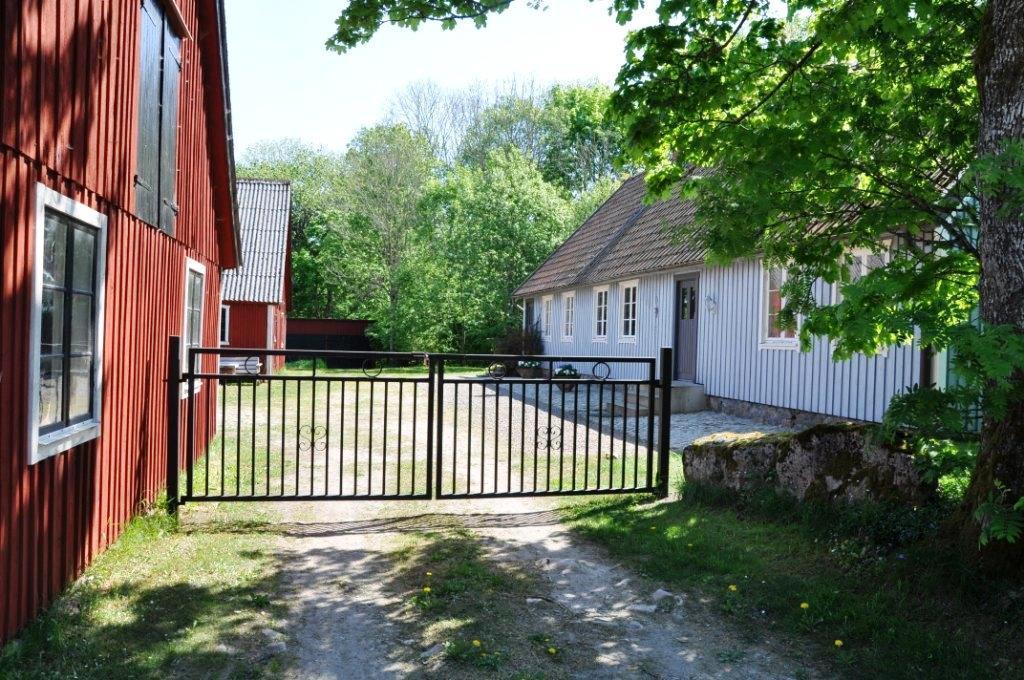Gård 8 ha nordost Hörby Lantgård om ca 8 ha i Ekastorp 12 km nordost Hörby. Gården är belägen i trevlig och lugn bymiljö men ändå lagom närhet till E22 för snabba transporter.