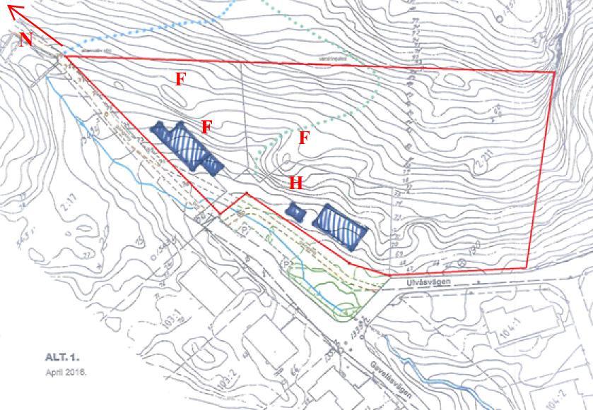 2 FÄLTARBETE Bergkartering och berginventering av planområdet utfördes 2017-06-29. Undersökningen utfördes av Patrik Nilsson och Nils Granberg från Tyréns AB. 3 RESULTAT 3.1 OBSERVATIONER 3.1.1 ALLMÄNT Slänten till öst om planerade bostäder har en höjdskillnad på ca 3-5 meter och lutar ner mot planerade hus.