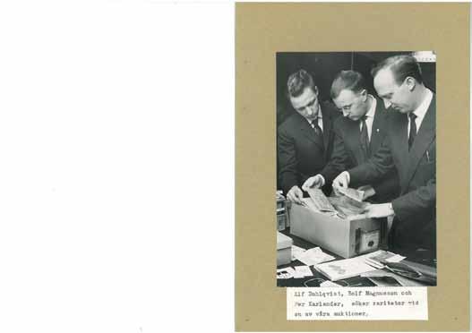 Tre koncentrerade filatelister Alf Dahlqvist, Rolf Magnusson och Per Karlander söker fynd vid en av föreninges auktioner på 50-talet. Första mötet Vad gjorde man då vid det första mötet?