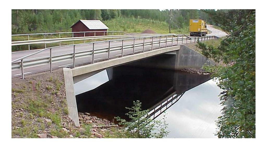 Den föreslagna broöverbyggnaden utförs som en slakarmerad brobaneplatta. Den förslagna spännvidden ligger på gränsen till vad som är tekniskt möjligt för en slakarmerad bro av den här typen.