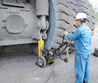 54, 90, 16 och 181 tons kapacitet med pneumatisk eller elektrisk pump för de tuffaste jobben 102 mm spelrum från marken för transport över järnväg och ojämn terräng Dubbelverkande cylinder Handtag