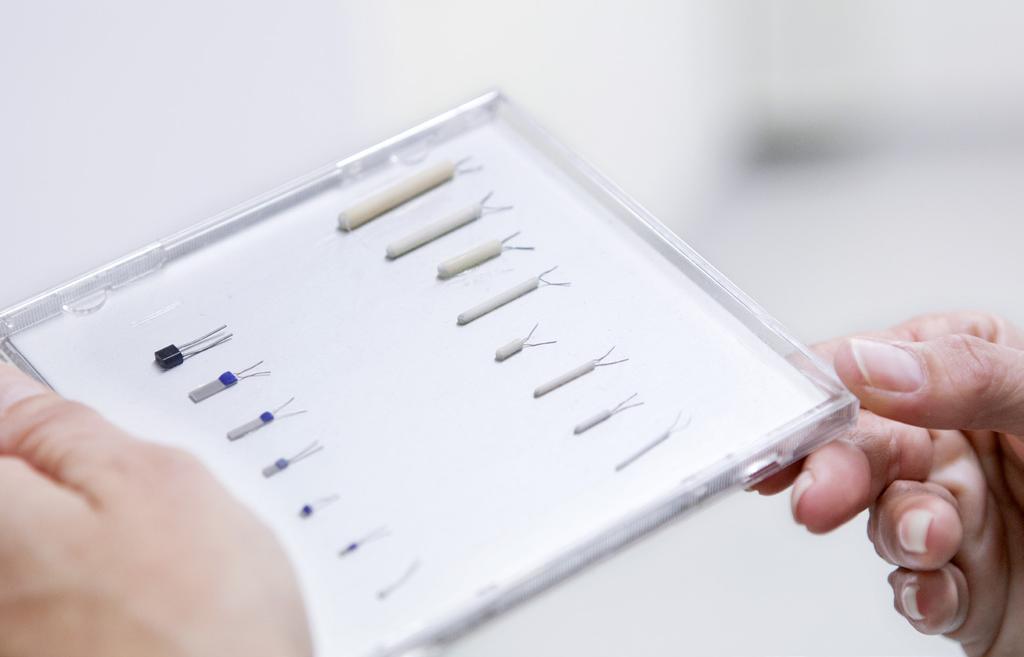 ARBETSOMRÅDE OCH STANDARDER Det vanligaste industriella mätelementet har resistansen 100 ohm vid 0 C - R(0) och benämns Pt100. Mätelement med andra R(0) finns. R(0) = resistansvärde vid noll grader.