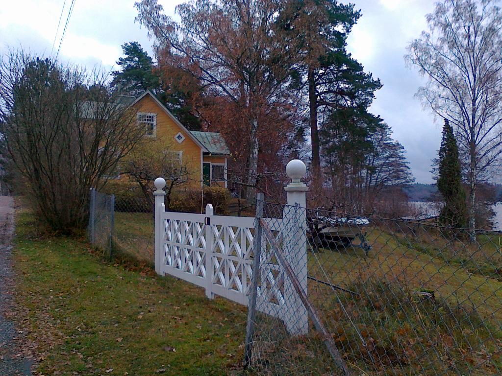 13 Krav på staket eller annan tomtavgränsning införs i detaljplanen i gränsen mellan naturmark och kvartersmark för att