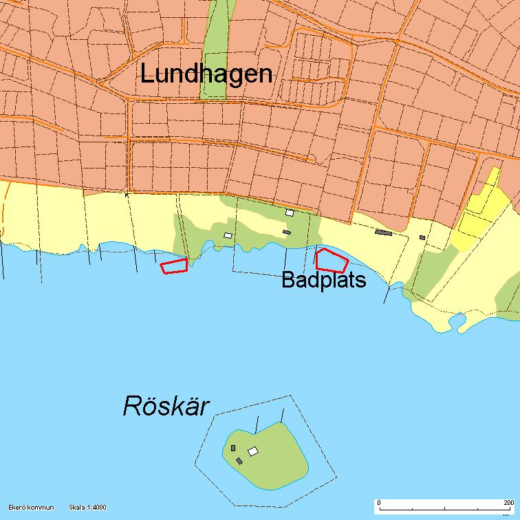 Inga nya huvudbyggnader föreslås närmare än 25 meter från strandlinjen. Befintligt fritidshus minskas till enbart sjöbod.