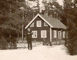 I huset bodde två familjer med barn, en familj på var sida av huset, och dessutom ofta luffare uppe på vinden. Idag privat.
