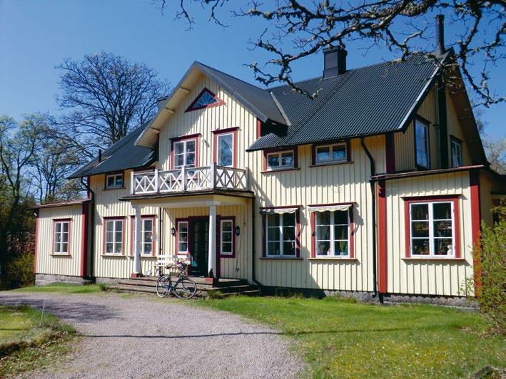 Förr i tiden ingick bostad och ved i lönen för dem som hade anställning vid bruket. Här i Transjö finns ännu flera sådana arbetarbostäder kvar där glasarbetarna bodde i början av 1900-talet.