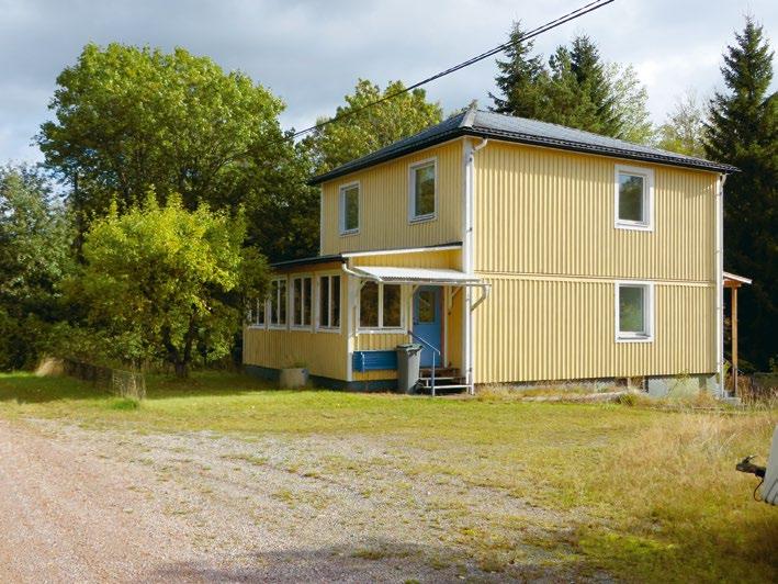 Bron över Valpabäcken visar den gamla vägsträckningen mellan Stockholm och Karlskrona. 17. Fotboll en del av bruksorten Fotboll var en viktig del av livet i en glasbruksort.