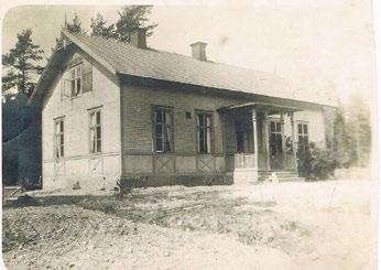 Tidigare hade det funnits en lanthandel vid norra infarten till Transjö, men denna affär brann på 1920-talet.