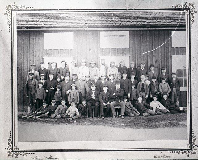 Hyttan i trä. Skorstenen skvallrar om funktionen. (Fotosamling Börje Svenssons privata arkiv). Transjö hytta och pojkar som ror på sjön. Tidigt 1900-tal (Smålands museums arkiv).