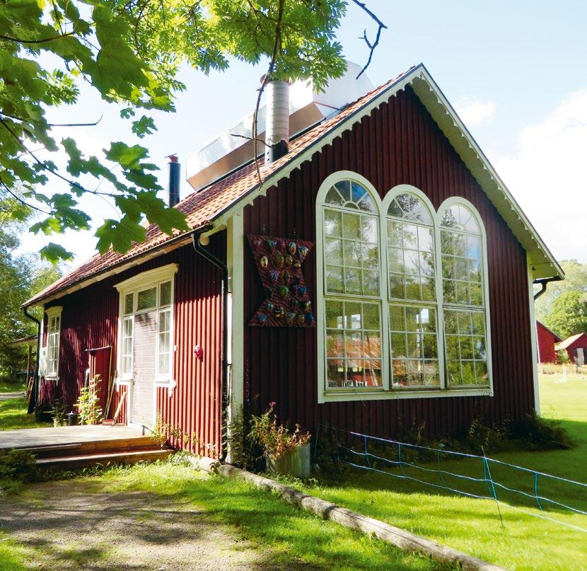 Invigningen av den nya studioglashyttan i Transjö 1982 (Bild Ritzman). 3. Studioglashyttan Transjö Hytta (F.d. måleriet) 1982 startade Jan-Erik Ritzman, Sven-Åke Carlsson, Ann Wärff (Wolff) och Dirk Bimberg upp en studiohytta här, under namnet "Kulturarbetare i glas".