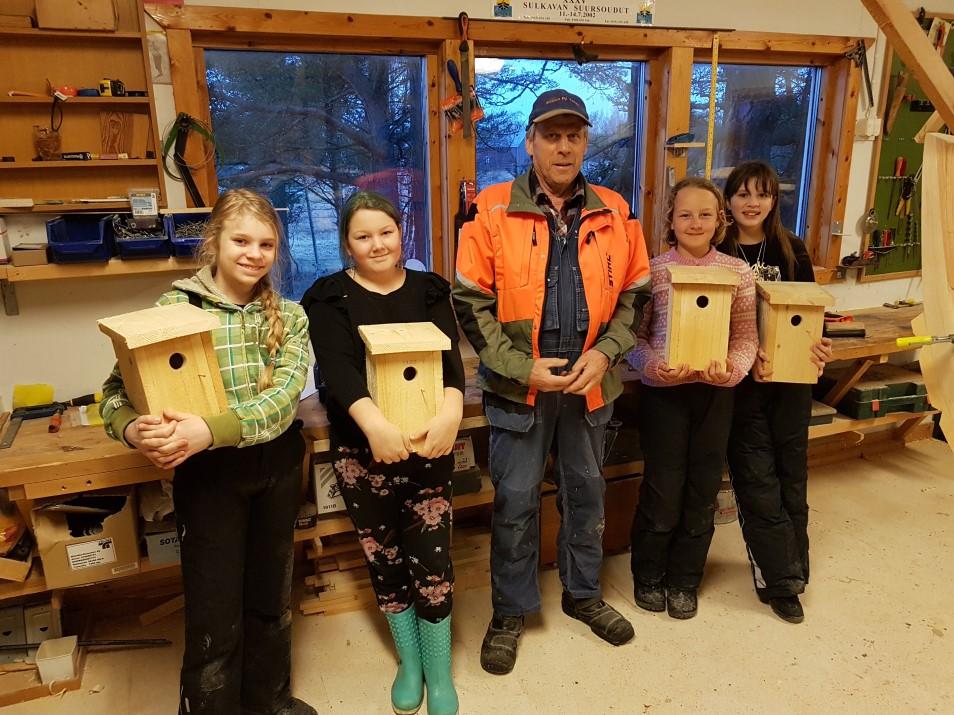 - öppettider, se här intill - OBS! Torsdag 10 maj, Kristi Himmelsfärdsdag har biblioteket stängt. Vårdkasarnas scouter vill tacka Ralf Danielsson. Tack att du hjälpte oss att bygga fågelholkar!