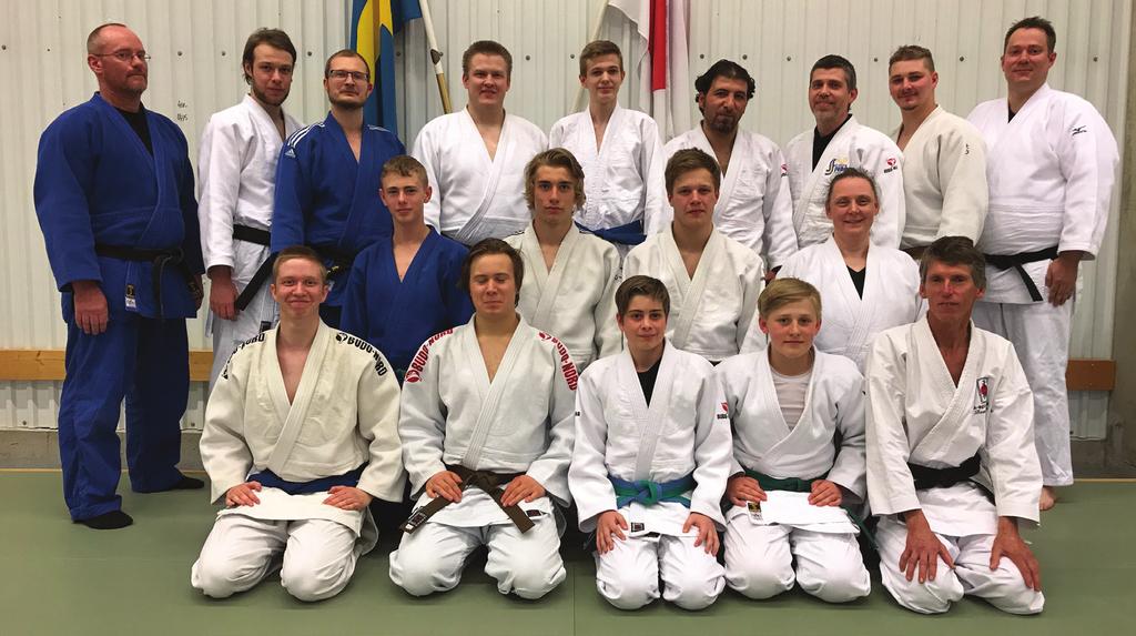 5-6 maj - INSTRUKTÖRSUTBILDNING I BORLÄNGE Lördagen den 5 maj och söndagen den 6 maj gick Niklas Strandberg en assisterande klubbtränareutbildning som var förlagd i Borlänge.