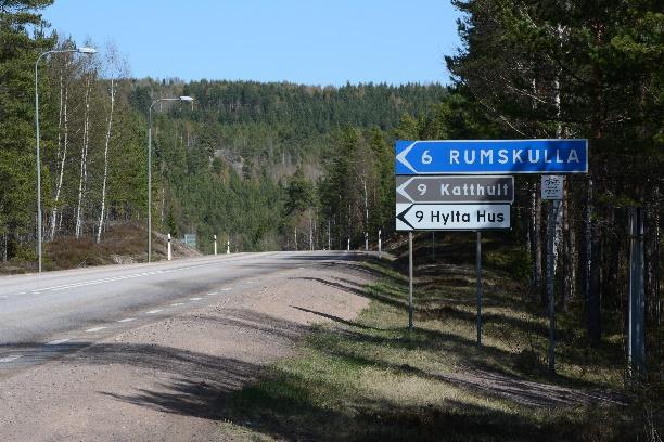 Passera länsgränsen och sväng därefter mot Rumskulla, kör ca 3 km