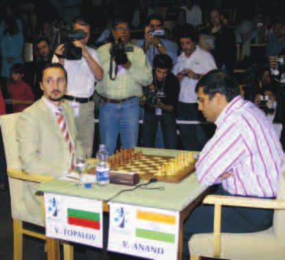 Anand koncentrerar sig inför nionde rondens möta med Topalov. Det blev en rätt snabb remi. Ibland är Topalov för ambitiös för sitt eget bästa.