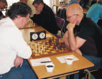 Foto: Adam Ståhlberg Bord 4: Bengt-Åke Karlsson mot Mattias Kulander. vita bönderna och angriper dem. Här en lämplig vinstväg: 51...b3 52.Tb1 Tb8 53.Tb2 Kf7 54.g3 (54.Kf2 g5! 55.fxg5 Kg6 56.h4 f4 57.