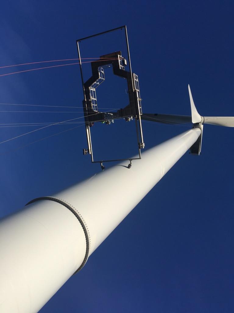4.1 ARBETSPLATTFORM Montaget utfördes av Roofac Wind AB med deras mobila arbetsplattform.