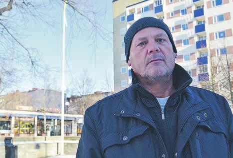 De båda dammarna är ett landmärke på Storskogstorget, vars originalritningar är från. Och mot skymningen lyser neonet.