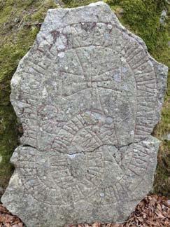 Till huset som byggts med vikingatida byggteknik välkomnas besökare som vill se hur man byggde och levde för 1000 år sedan.