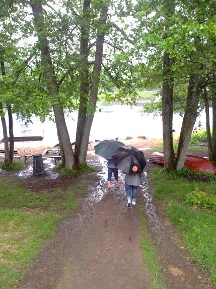Det finns 6 kanoter med flytvästar och paddlar att hyra i samband med lägervistelse Målgrupp: Ungdomar i Halmstads kommun Syfte: Att kunna vara med i Kommunens aktiviteter ska vara en självklarhet,