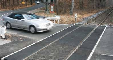 Kantbalkarna installeras enligt tillverkarens anvisningar. Väganslutningen byggs upp av ett flertal lager asfalt.
