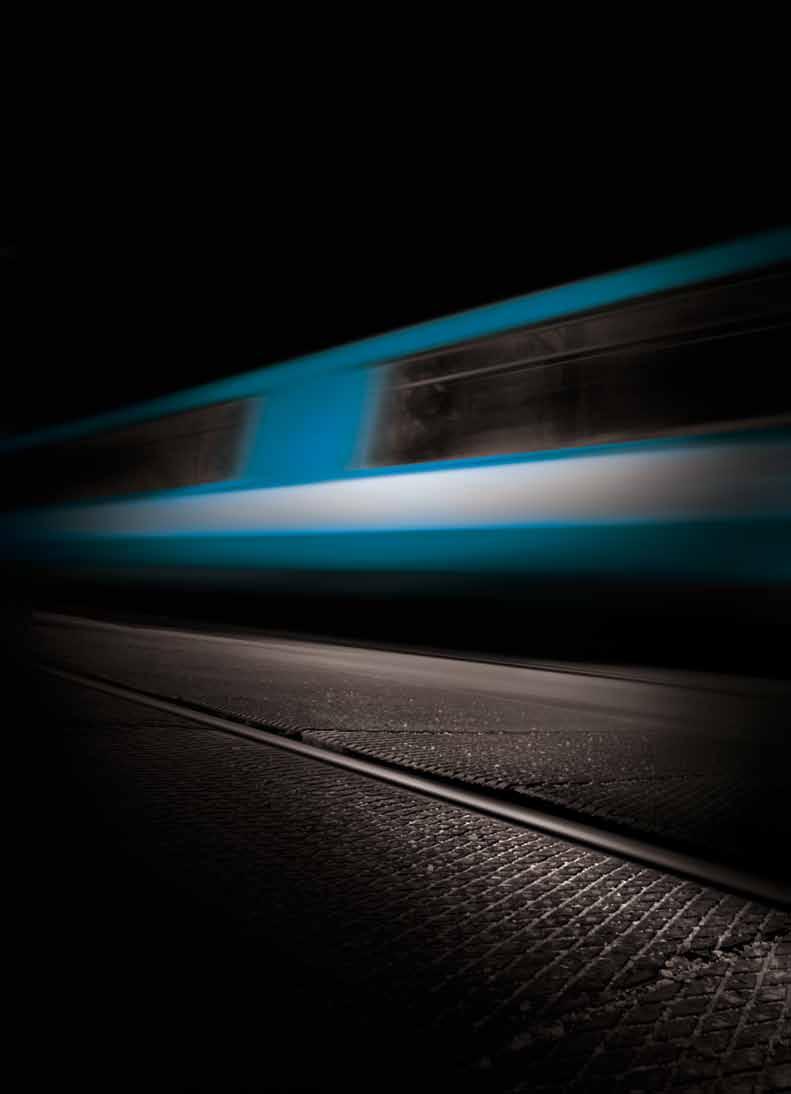 08.-/ STRAIL PRINCIPEN Vi förenar väg och järnväg. snabbt. Trafiken måste flyta snabbt och utan hinder. Med STRAIL blir ni snabba - i planering, konstruktion och underhåll.