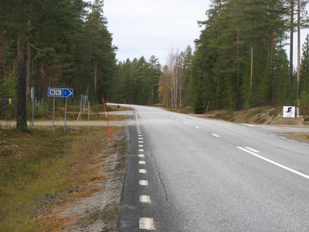 Figur 4.1-1 Nuvarande infart till campingen (till vänster i bild). 4.2. Trafik och användargrupper Trafikmängden längs sträckan är 1266 (år 2014) varav tung trafik utgör ca 17 %.