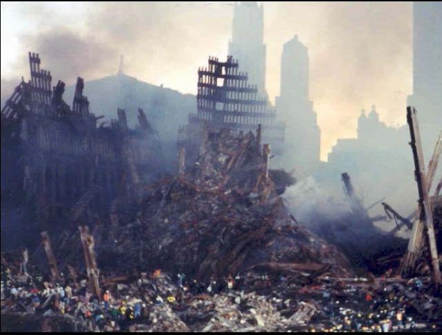 World Trade Center efter terroristattacken 2001. Berättelsen om tsunamin Den 26 december 2004 ägde en jordbävning rum under Indiska oceanen.