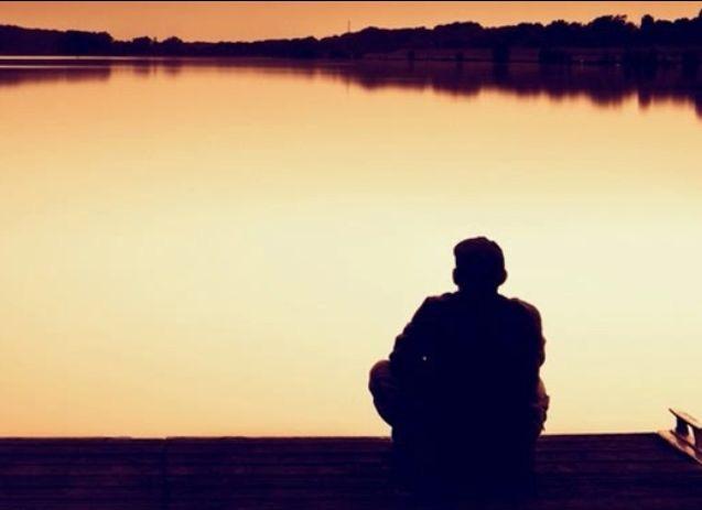 Roger avslutar sin digitala levnadsberättelse med en bild där någon, kanske han själv, sitter på en brygga och blickar ut över en sjö.