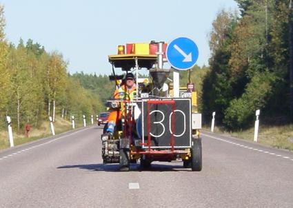 Varje vägsträcka kördes med tända och släckta skyltar om rekommenderad hastighet. Sex digitala kvadratiska skyltar med 9 cm sida monterades väl synligt framtill och baktill på varje fordon.
