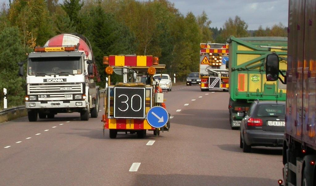 och för förbikörande 19-26 km/h. Testet vid rv 67. Läggaren sedd från TMA-bilen. Rv 67 är en 9- väg med relativt breda vägrenar. Figur 2. E2.