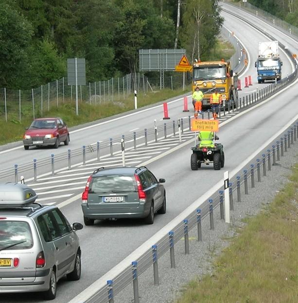 Delprojekt: Lotsförsök vid reparationsarbete 2+1-väg Lotsförsöket i Nora. Utvärdering av lots för att dirigera trafiken förbi en arbetsplats på 2+1-väg.