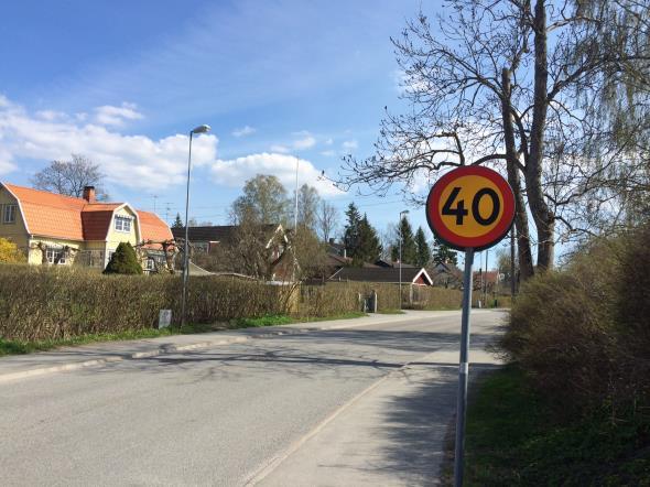 Vissa gator är dock bredare och inbjuder till högre hastigheter. Det gäller exempelvis Sveavägen på de sträckor där hastighetsgränsen är 30 km/tim.