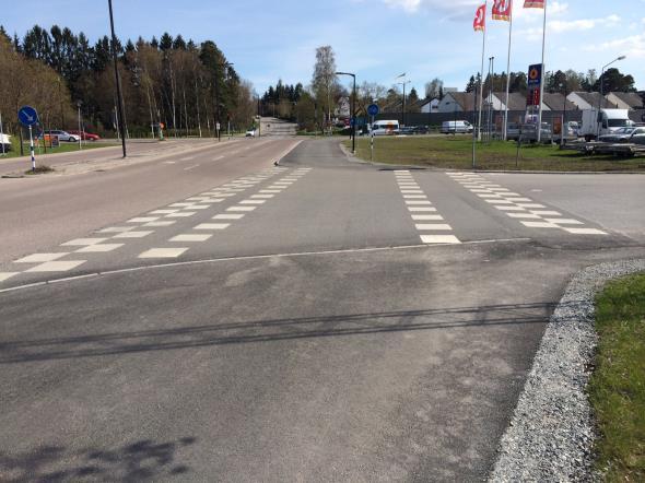 Huvudvägarna i Töjnan är försedda med gångbanor. På Bagarbyvägen öster om Töjnan finns även en cykelbana som ingår i det regionala cykelnätet.