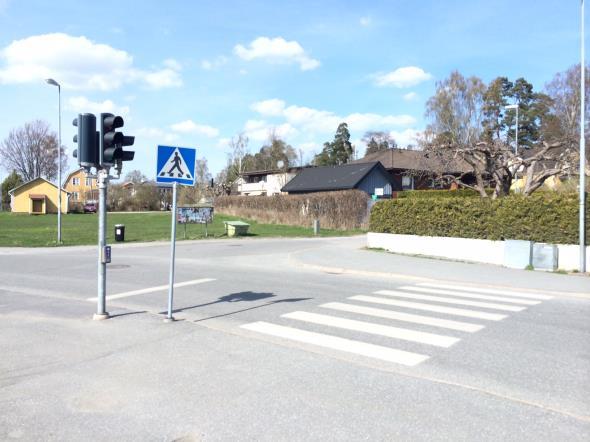6.2.3 Övergångsställen De flesta gator i Töjnan är lokalgator med små trafikflöden och låga hastigheter. Det innebär att behovet av gångbanor och övergångsställen inte är särskilt stort.