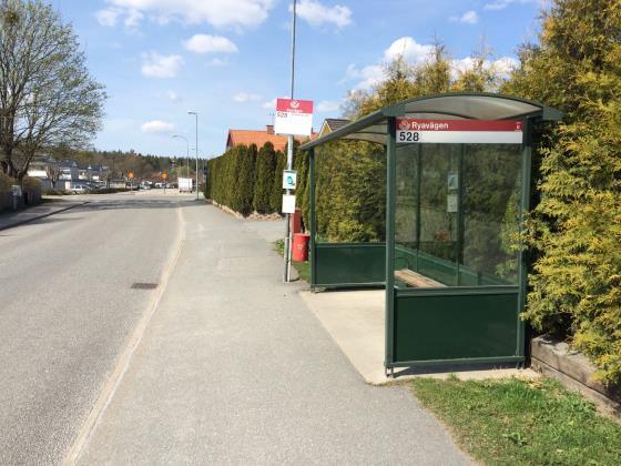 Busshållplats på Sveavägen Busshållplats utformad som timglashållplats 6.2.5 Farthinder Töjnan har ett antal avsmalningar som fungerar som hastighetsdämpande farthinder.