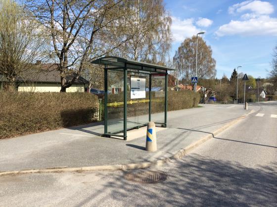 Vid infarten till lokalgator finns även flera portaler som utgör en avsmalning för trafiken. 6.2.6 Beläggning och skyltning Många gator i Töjnan är ålderstigna.
