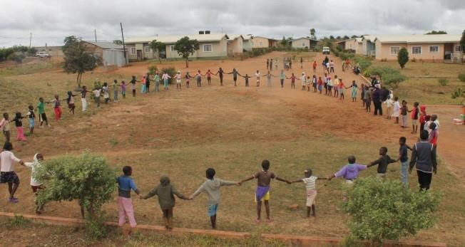 Foto: SOS Arkiv SOS Barnbyar i Moçambique SOS Barnbyar inledde sitt arbete i Moçambique 1986, när landet var hårt drabbat av det pågående inbördeskriget. Den första barnbyn byggdes i staden Tete.