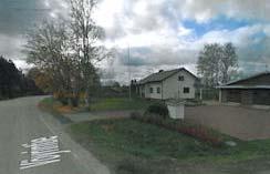 Området mellan den och vägen är öppen åker och parkeringsområde och är i den gamla detaljplanen anvisat som parkeringsområde i anslutning till begravningsplatsen.