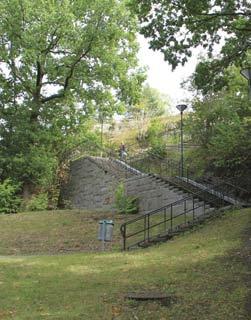 Naturpark i bergsslänten En skogspark för lek och promenader Sänten mellan Ekholmsvägen och den nya bebyggelsen har en rik och varierad