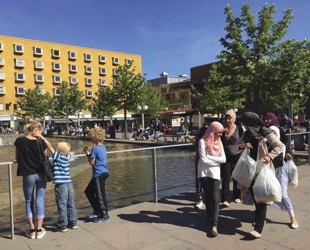 GESTALTNINGSPRINCIPER FÖR ALLMÄN PLATS 5. Platser för möten De gemensamma rummen ska upplevas trygga och jämlika.