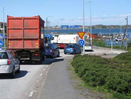 Över den norra och östra anslutningen finns gång- och cykelpassage. 2.1:1 Cirkulationsplatsens befintliga utformning och trafikering.