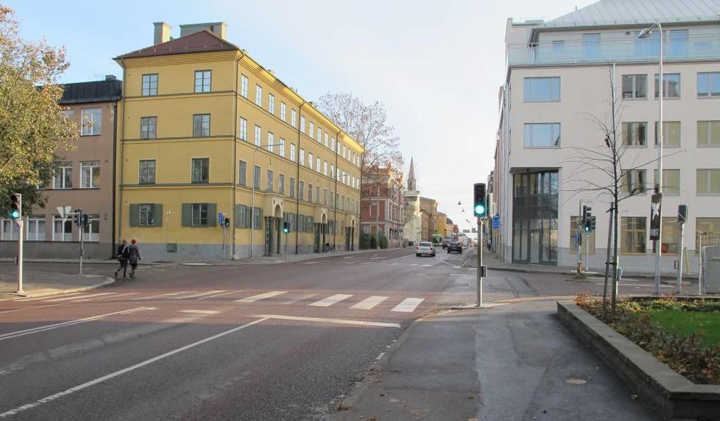 Foto som visar Kungsgatan söderut. Planförslaget innehåller en byggrätt i hörnet för det gula huset.