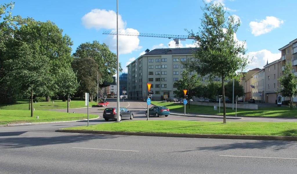 Foto som visar planområdet sett från Råbyvägen. Mikaelsplan är till vänster i bilden och Kungsgatan rakt fram.