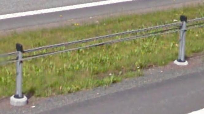 Mittbarriärer 4.5.4 Brifen Brifen är ett system som används som mitträcke på motorväg eller på 2+1 väg och är konstruerat med tre eller fyra linor.