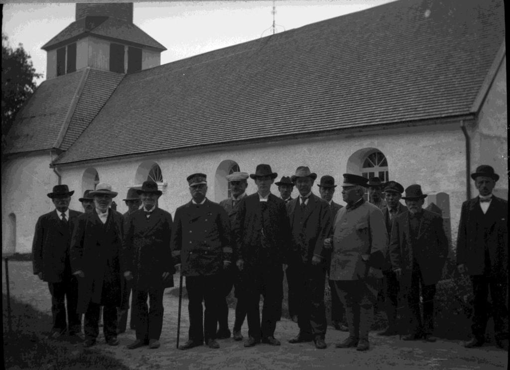 KYRKA OCH PRÄSTGÅRD Det finns många bilder på kyrkan. Här väljer jag en bild från ett tillfälle som uppenbarligen varit ett officiellt besök i Femsjö 1920 av landshövdingen.