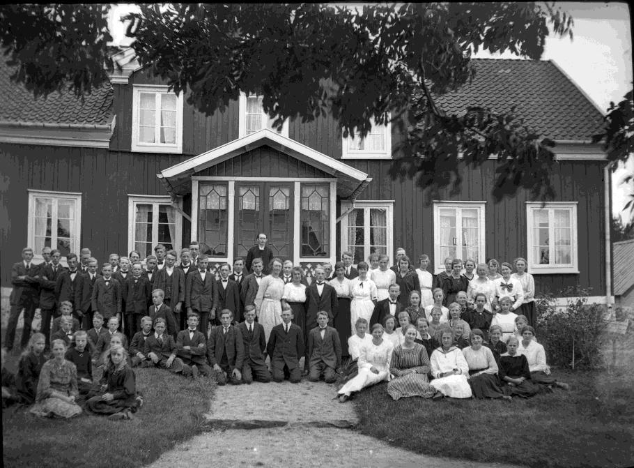 Nu skulle följande psalmer sjungas: 431 vers 4 "Upplys vår själ, Och lär oss väl Din helga vilja känna..." 144 vers 5 "Han, som i världen kommen var, Att världens synder bära.