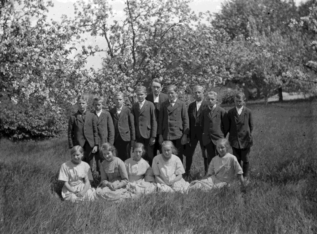 Bilden på konfirmanderna (91) är från 1922, med konfirmander ur årsklasserna 1907 och 1908.