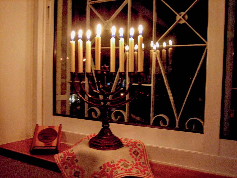 Nu förkunnar ljusstakarna och adventsstjärnorna att julen står för dörren. Judarnas stora ljushögtid i december har dock redan börjat - Chanukka eller Tempelinvigningsfesten.