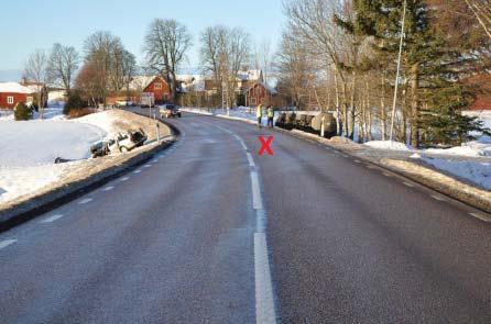 Förlopp Orsak till olyckan Personbilen har av okänd anledning kommit över i motsatt/ mötande körriktning, strax efter att ha passerat den svaga krök vägen gör på olycksplatsen.