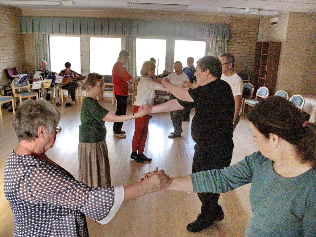 Birgitta Sundbäck, Bertel (Ette) Tillman, Mia & Ove Viklund, Gudrun Wikström. Söderringarna som är värdar möter brageiterna på lördag fm, då de anländer till någon av färjeterminalerna.